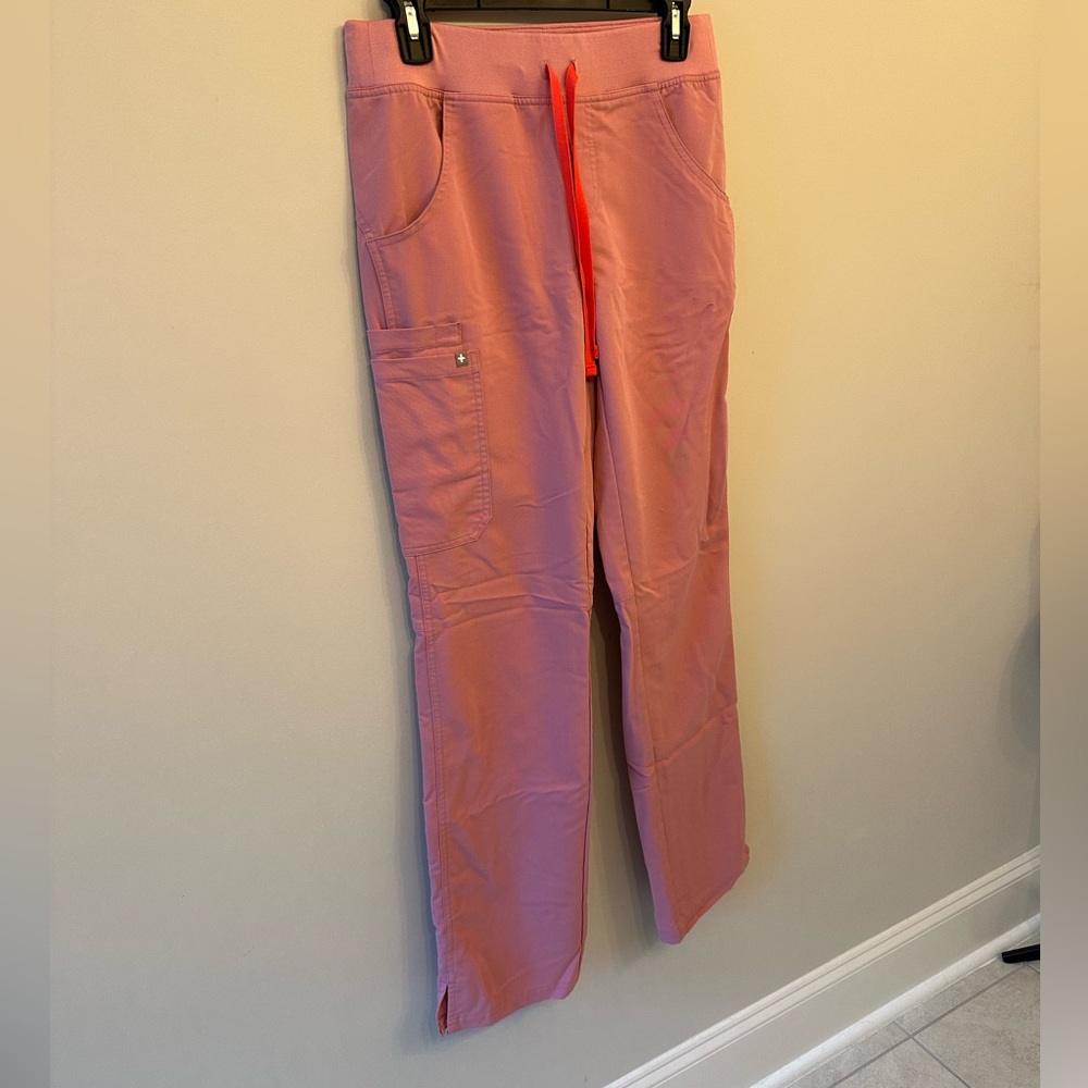 Women’s fig scrub pants chalk pink